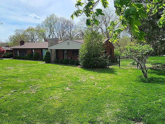 3rd image of 801 Oakwood Rd