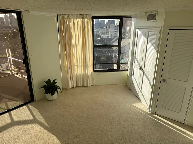 Bedroom w own lanai.