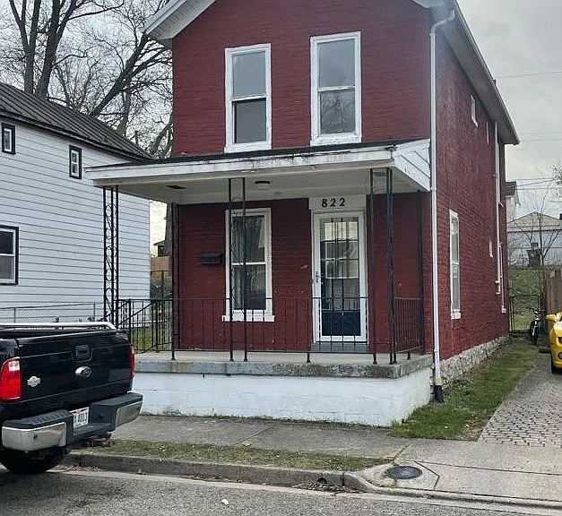 822 E Sycamore St — Photo 1