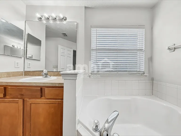 10008 Lancashire Dr — Photo 11