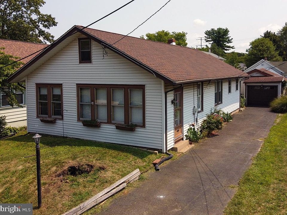 1st image of 40 Lansing Ave