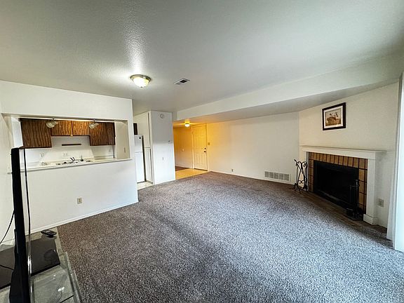 3rd image of 1318 Holland Park Blvd