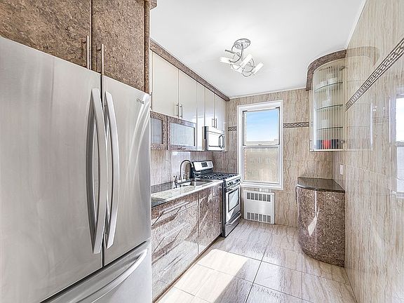 5th image of 702 Kathleen Pl APT 6D