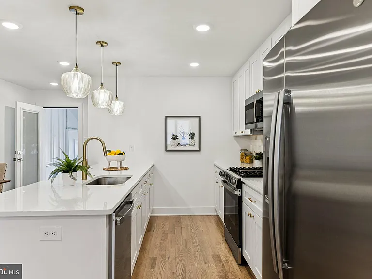 732 Harry St — Photo 12