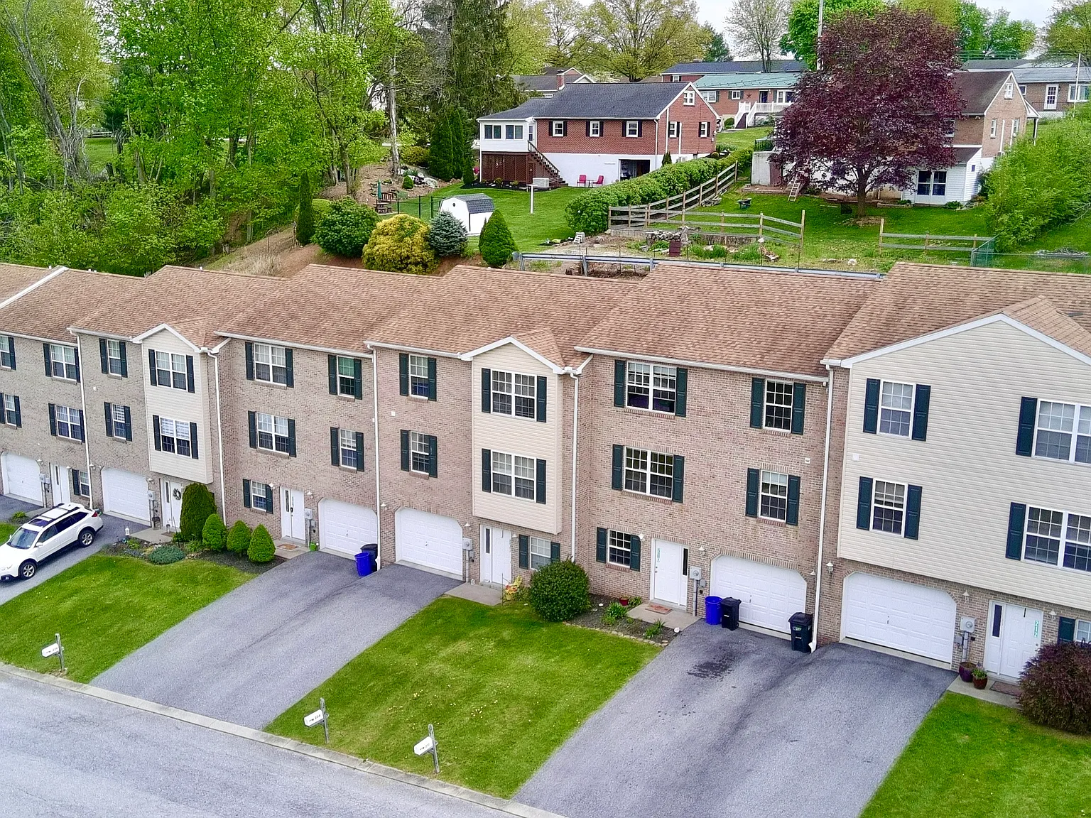 4 bed, 2.5 bath, 2100 sqft, $1,819 — Photo 3