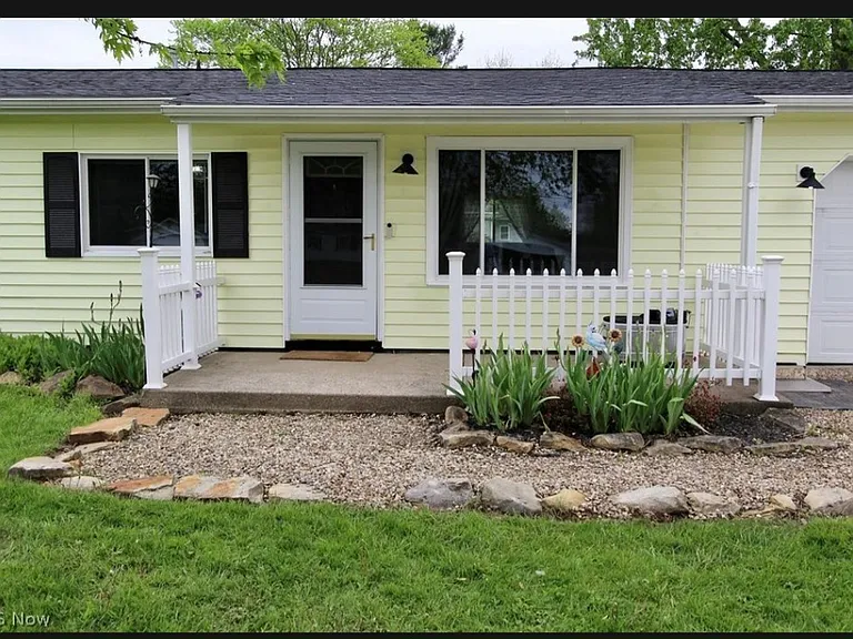 2042 Byron Dr — Photo 2