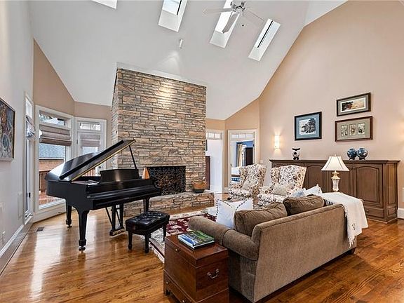 2nd image of 1022 Lenox Crst