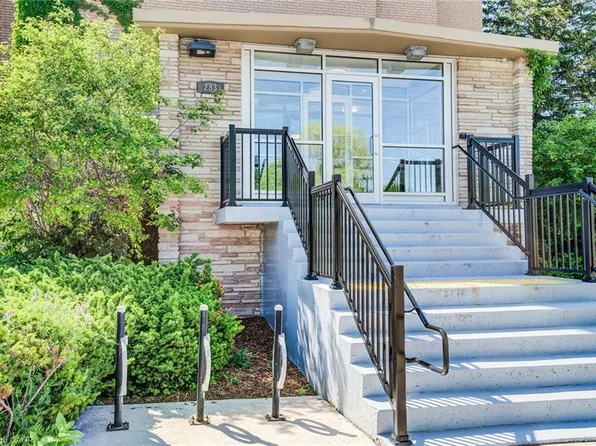 283 Fairway Rd N #302, Kitchener, ON N2A 2P1