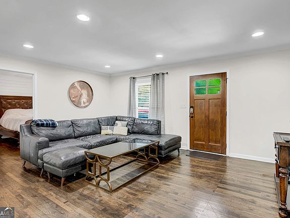 5th image of 740 Tara Cir SE