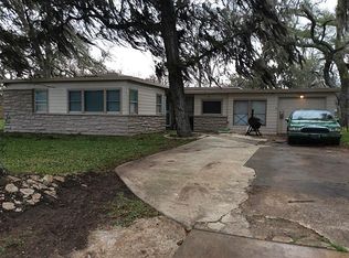 141 Oak Dr, Lake Jackson, TX 77566