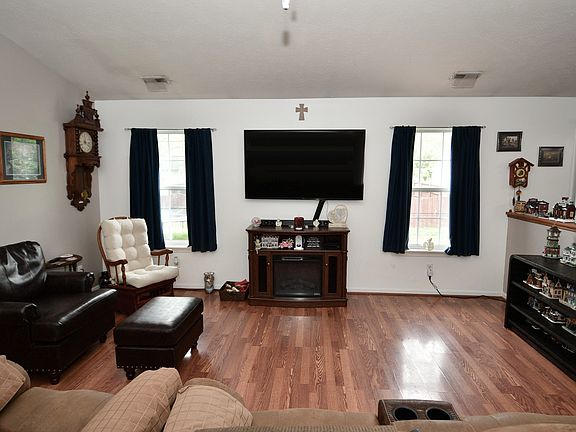 4th image of 888 Jennifer Dr