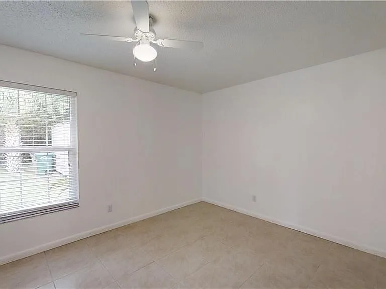2303 NE 6th St #3 — Photo 4