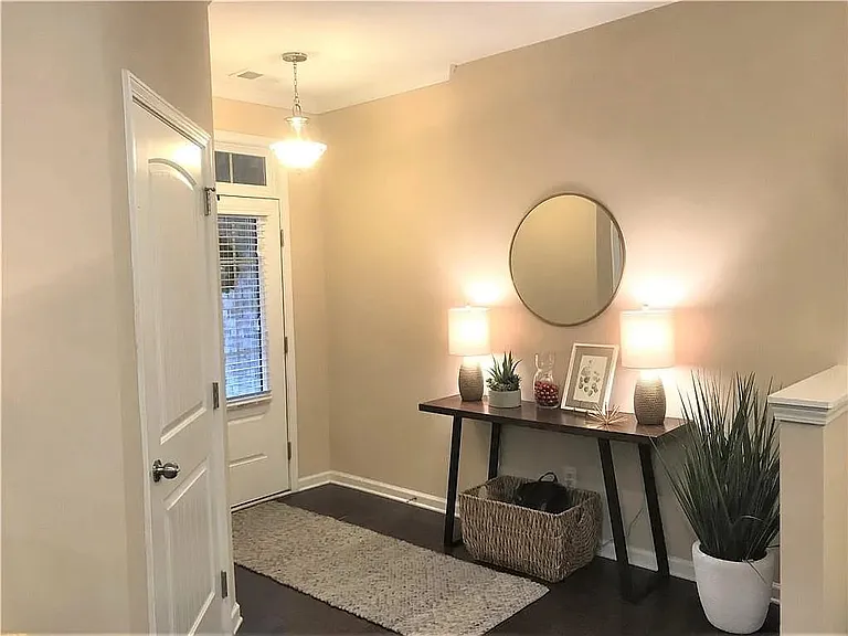 1055 Hampton Oaks Dr — Photo 3