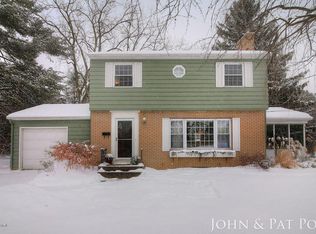 710 Collindale Ave NW, Grand Rapids, MI 49504