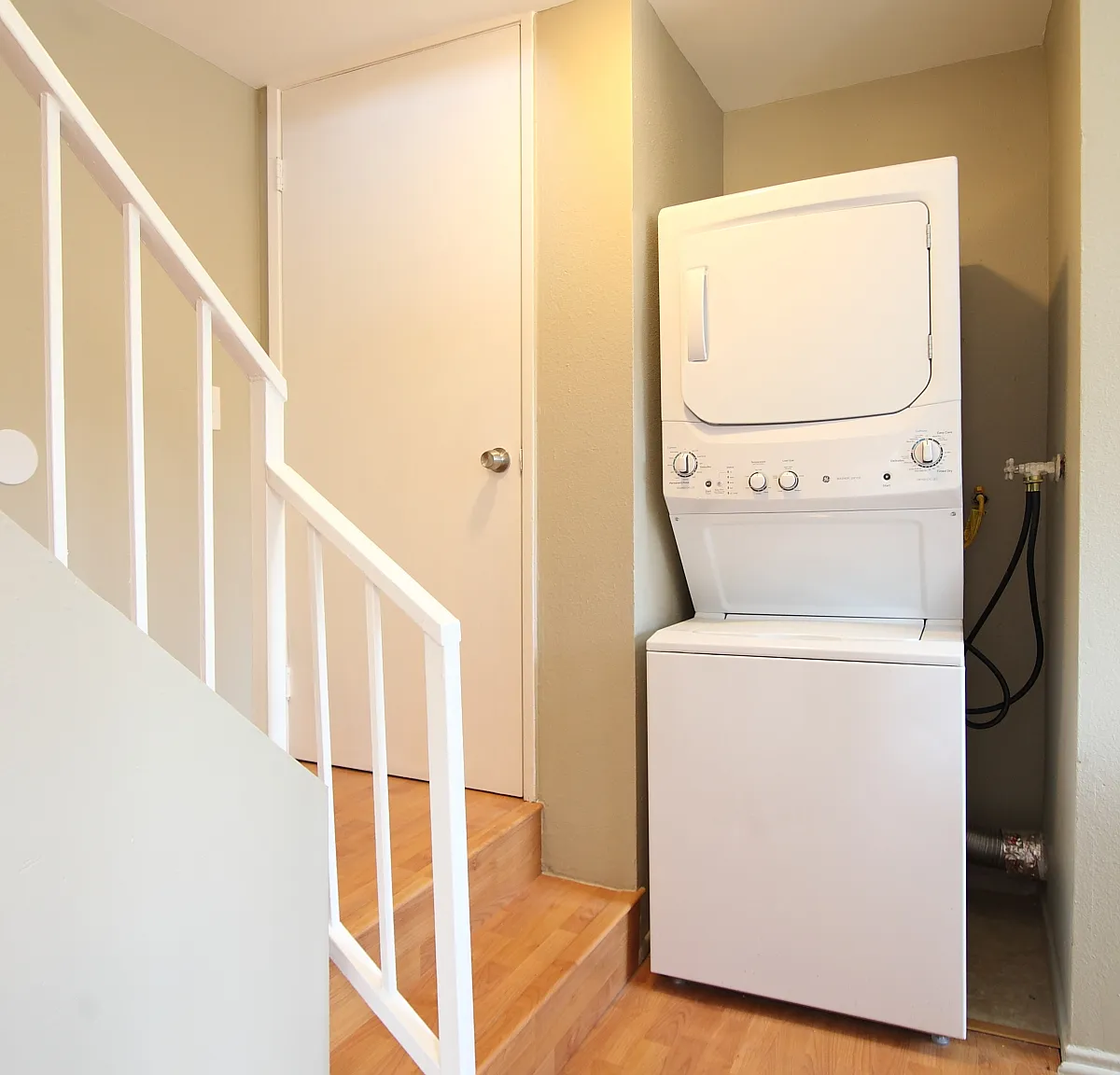2 bed, 900 sqft, $2,695 — Photo 2