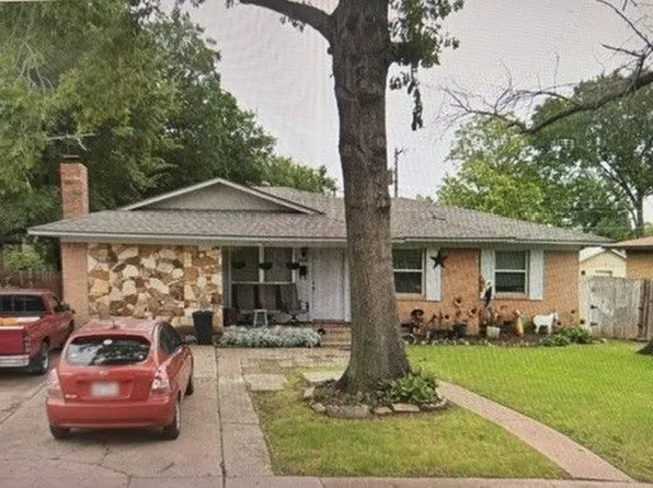808 Harbor Dr, Lewisville, TX 75057