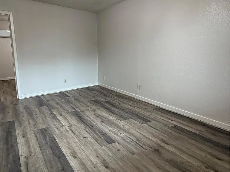 4811 Oakland St #10 — Photo 8