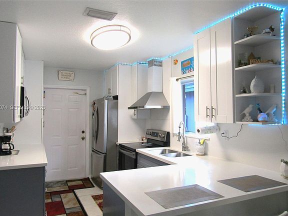 5th image of 942 SW 8th Pl