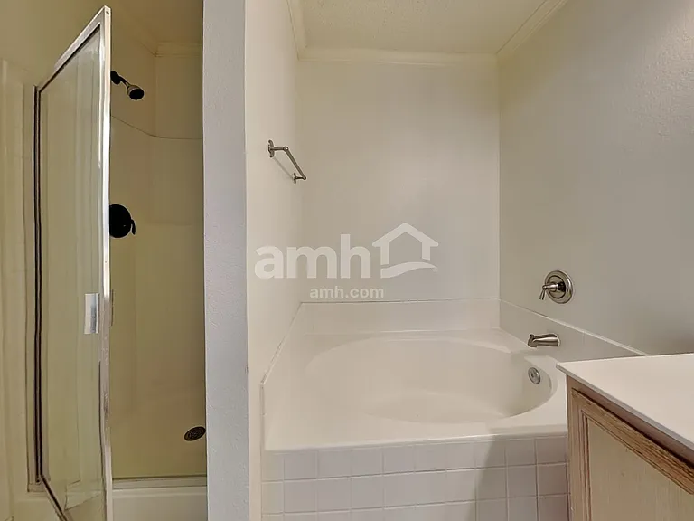 1528 Englewood Dr — Photo 12