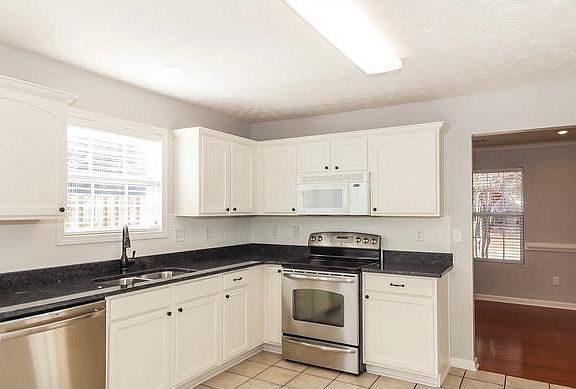2nd image of 1098 Harbins Pass Dr