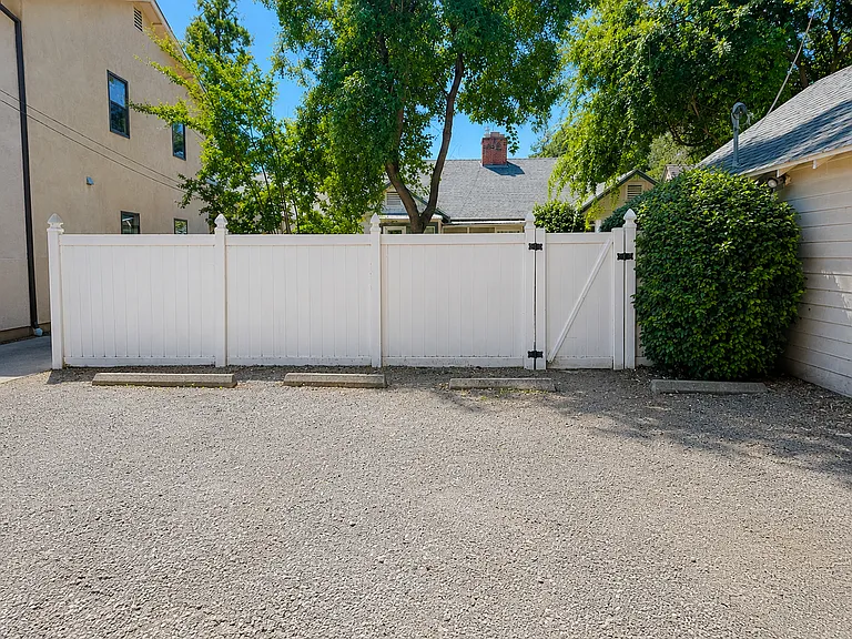 324 Mansion Ave — Photo 3