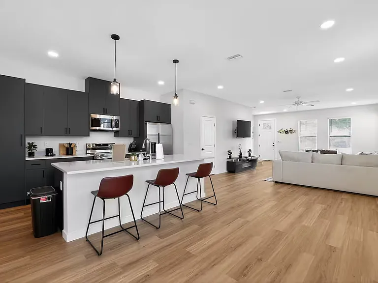 210 E Columbus Dr #B — Photo 24