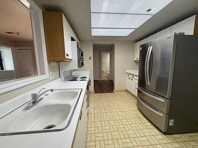 48 W Broadway — Photo 17