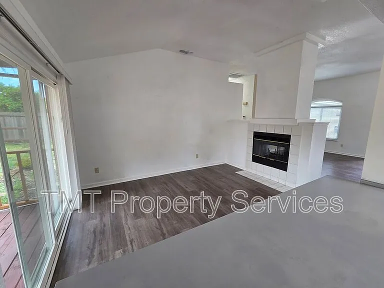 2234 Wall St — Photo 35
