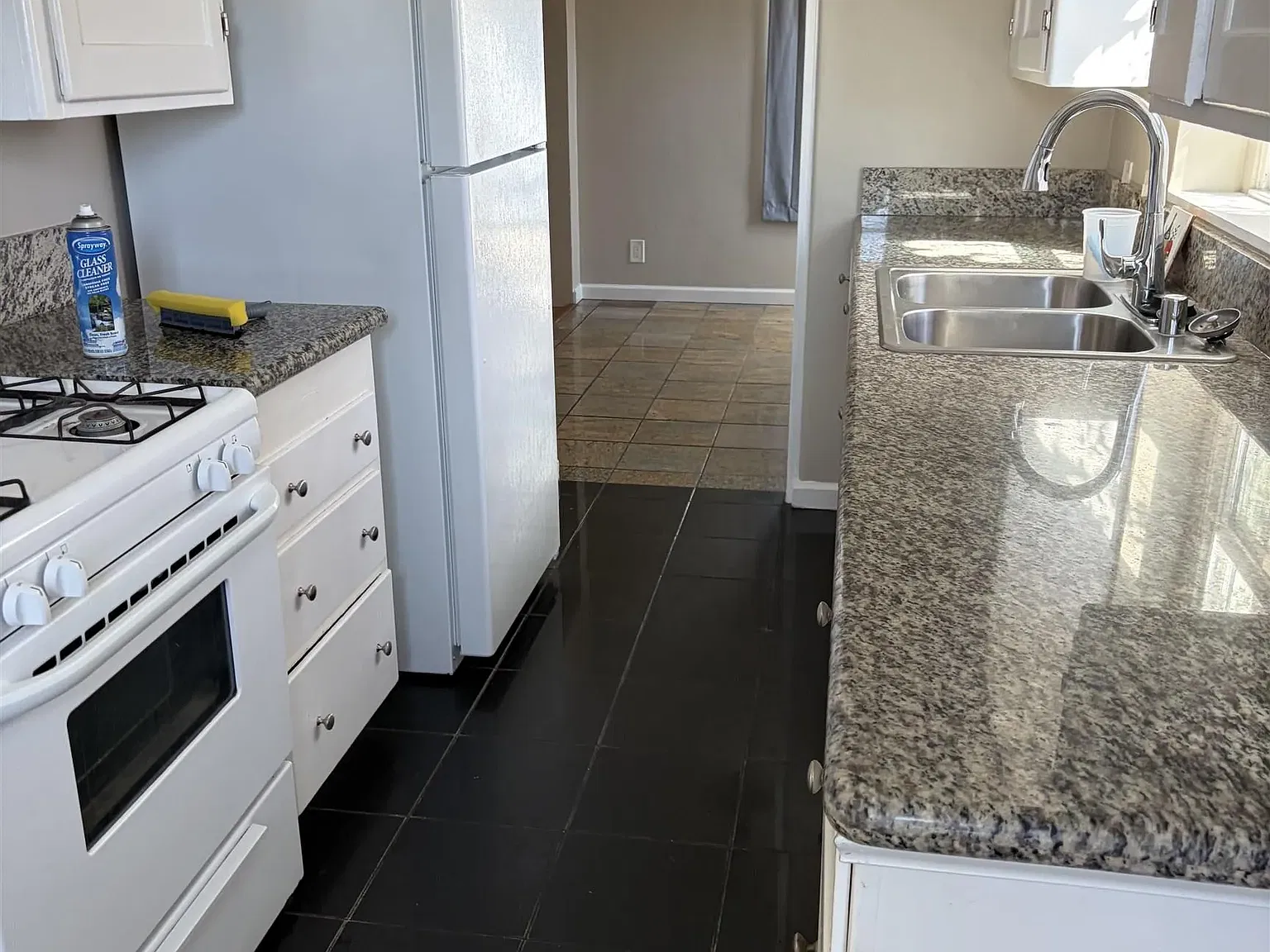 3 bed, 1.0 bath, 1014 sqft, $3,400 — Photo 3