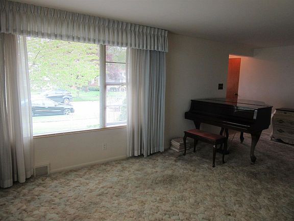 4th image of 3310 Whitcomb Ave