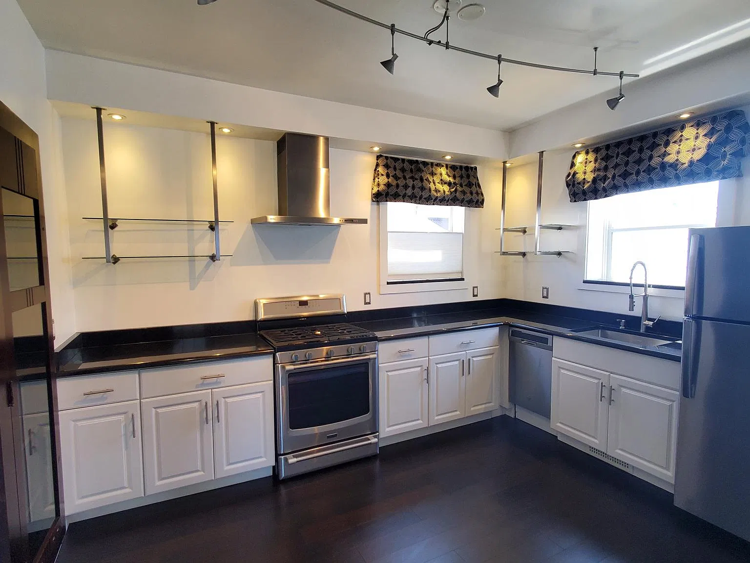 1025 Erie St — Photo 3