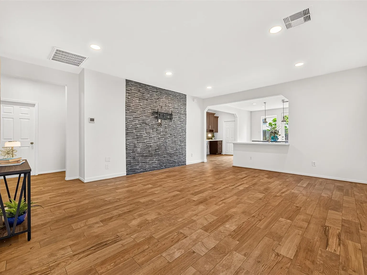3 bed, 2.0 bath, 2122 sqft, $2,200 — Photo 2
