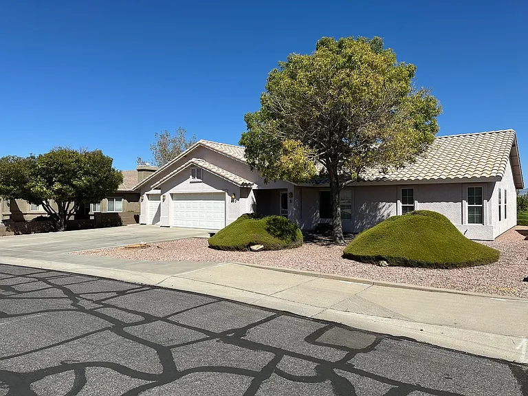 660 Country Club Dr — Photo 3