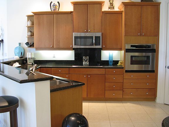 Kitchen w/eating counter