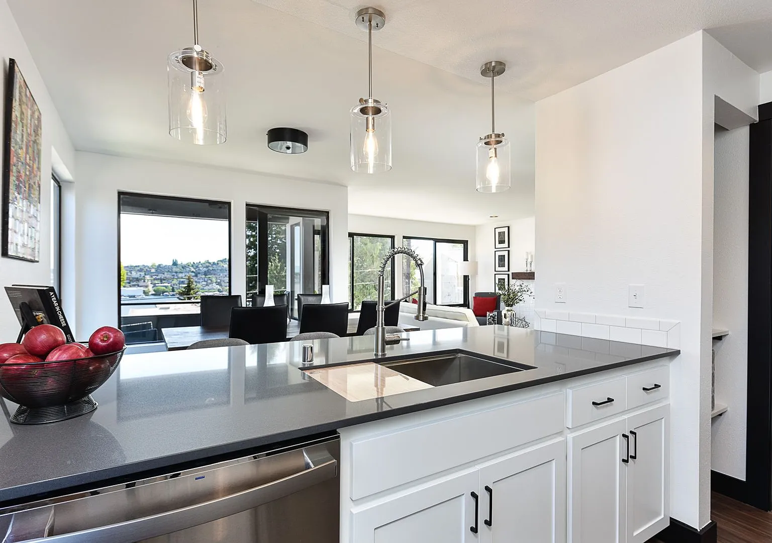 Large 2 Bedroom, 2 Bathroom, Washer and Dryer in Unit, Great Location! — Photo 1