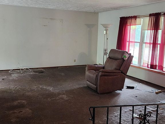3rd image of 1010 Normandy Dr