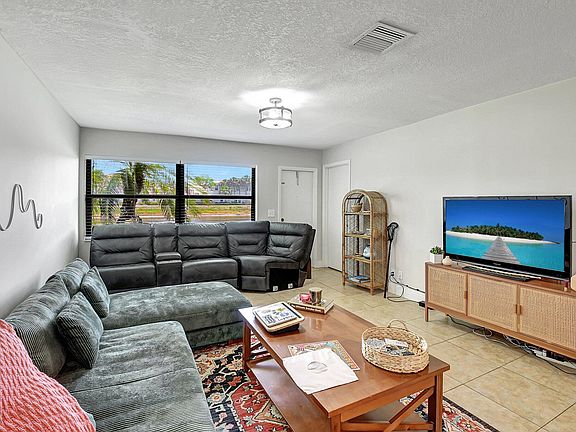 4th image of 3016 SW 21st Terrace #361b