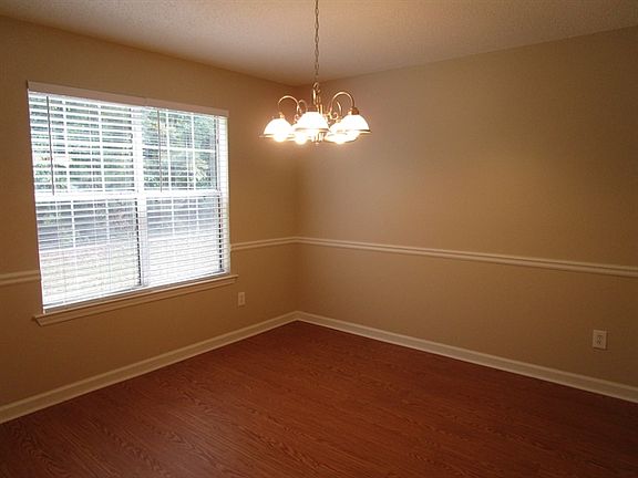 4th image of 204 Carrie Dr