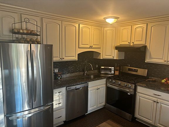 3rd image of 14 Edgelawn Ave APT 9