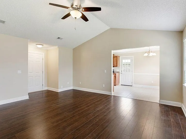 721 Cindy Ln — Photo 6