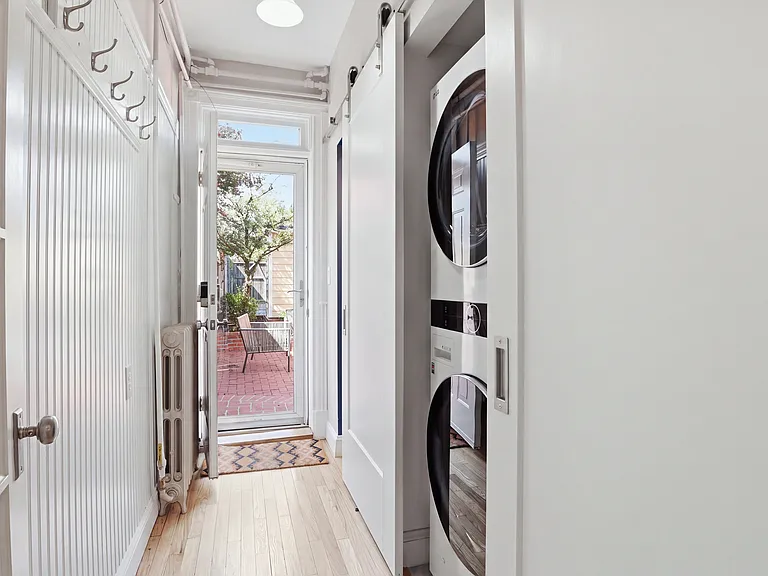 1526 D St SE #1 — Photo 15