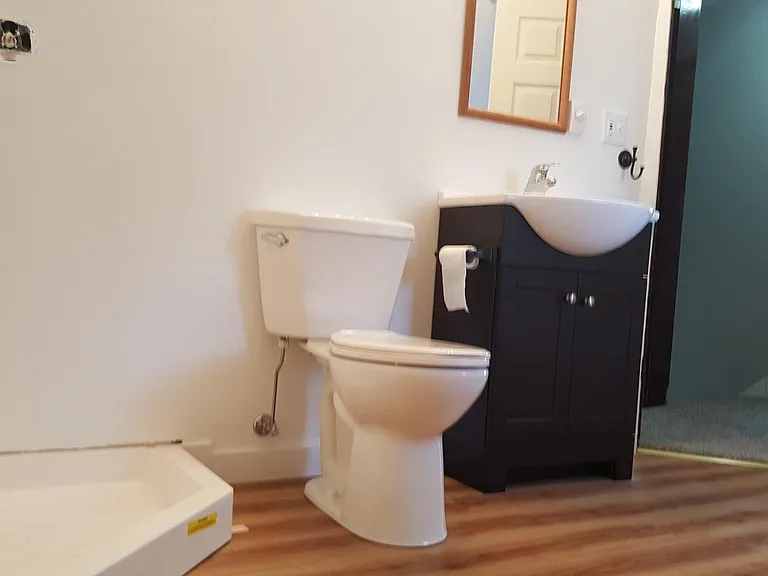Upper Full Bathroom