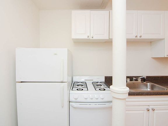 3rd image of 3904 N Janssen Ave #G