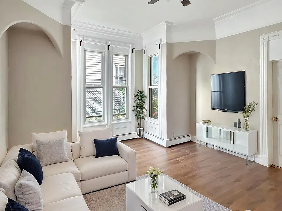 38 S 15th Ave #1