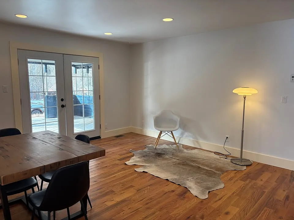 3 bed, 980 sqft, $3,200 — Photo 2