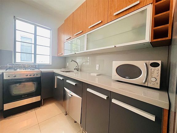 5th image of 526 15th St APT 15