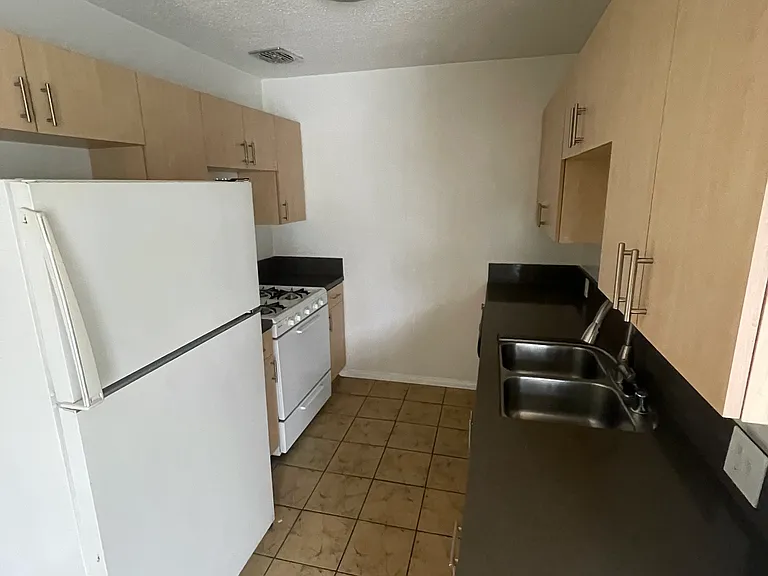 1560 N Laurel Ave — Photo 13