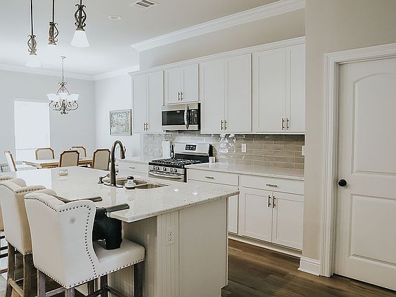 4th image of 7445 Knollwood Ct
