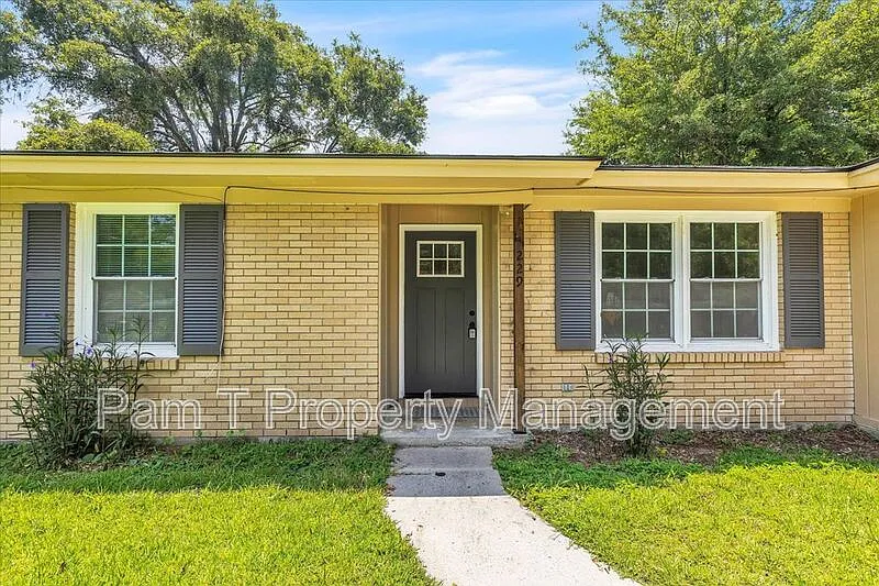 4 bed, 2.5 bath, 1844 sqft, $2,550 — Photo 2