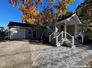 35 Oak St, Islip, NY 11751
